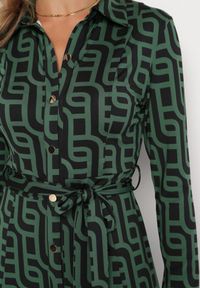 Born2be - Zielona Koszulowa Sukienka Midi w Geometryczny Wzór z Wiązanym Paskiem Gelama. Kolor: zielony. Materiał: materiał. Wzór: geometria. Typ sukienki: koszulowe. Długość: midi
