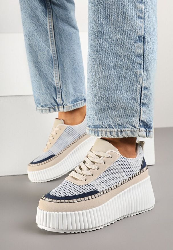 Renee - Niebiesko-Beżowe Sneakersy na Tłoczonej Platformie z Ozdobnymi Przeszyciami Faloviela. Kolor: niebieski. Materiał: jeans. Obcas: na platformie
