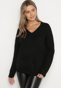 Born2be - Czarny Sweter z Wiskozą oraz Kaszmirem Nelilena. Okazja: na co dzień. Kolor: czarny. Materiał: kaszmir, wiskoza. Długość rękawa: długi rękaw. Długość: długie. Styl: casual, elegancki