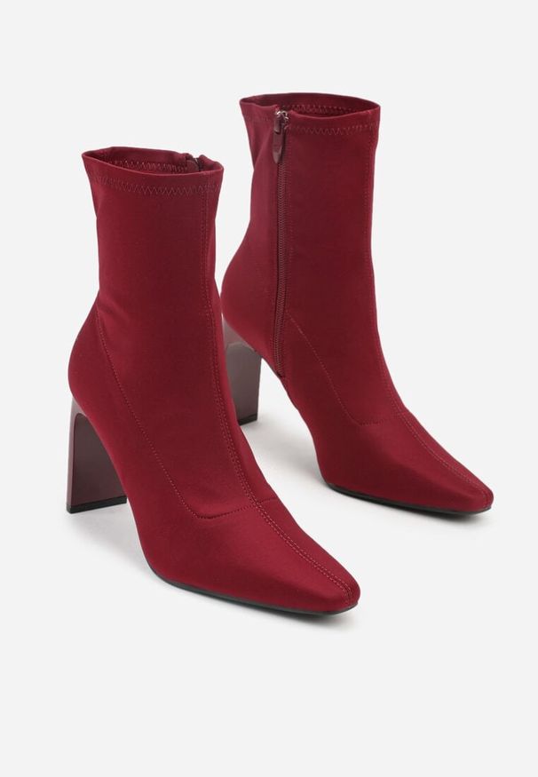 Renee - Bordowo-Czerwone Elastyczne Botki na Słupkowym Obcasie ze Szpiczastym Noskiem Atise. Nosek buta: szpiczasty. Kolor: czerwony. Materiał: jeans. Obcas: na obcasie. Styl: klasyczny. Wysokość obcasa: średni