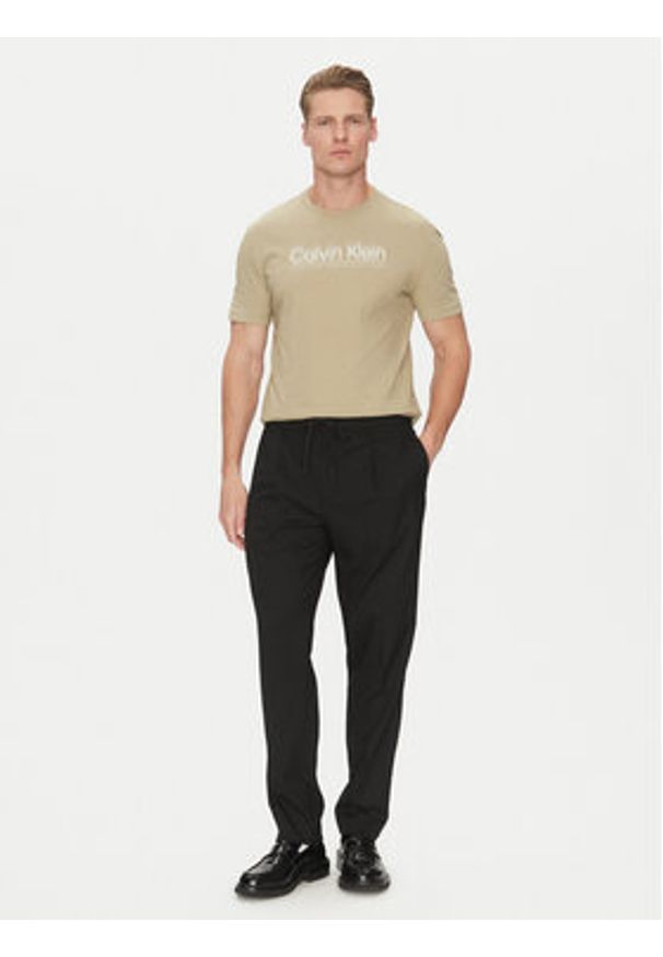 Calvin Klein T-Shirt Double Logo K10K114149 Beżowy Regular Fit. Kolor: beżowy. Materiał: bawełna
