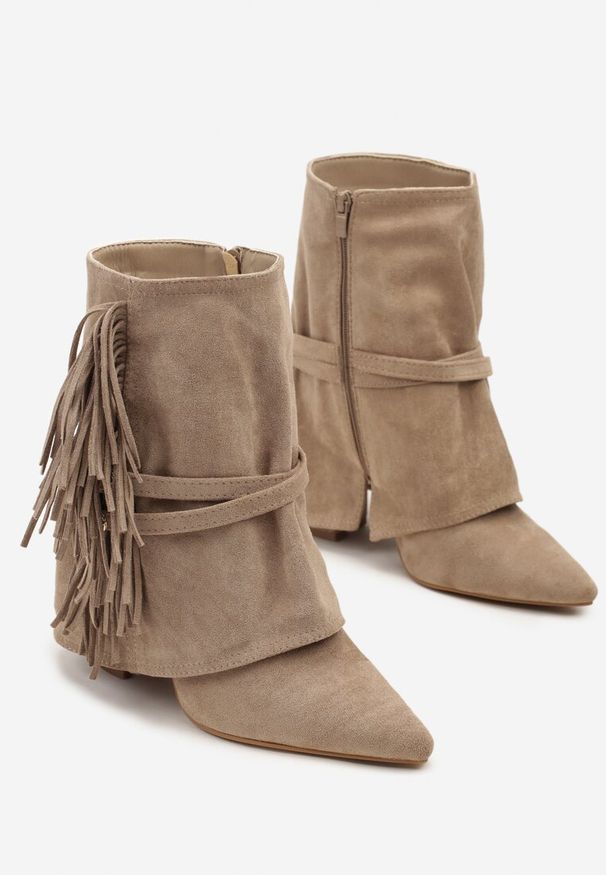 Renee - Ciemnobeżowe Botki Boho z Cholewką Imitującą Nogawkę i Frędzlami Zaslie. Okazja: na imprezę, na co dzień. Kolor: beżowy. Materiał: jeans, skóra. Szerokość cholewki: normalna. Obcas: na obcasie. Styl: boho. Wysokość obcasa: średni