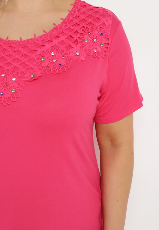 Born2be - Fuksjowa Bluzka z Krótkim Rękawem z Koronką Przy Dekolcie i Ozdobnymi Cyrkoniami Rissamara. Okazja: na co dzień. Kolekcja: plus size. Kolor: różowy. Materiał: koronka. Długość rękawa: krótki rękaw. Długość: krótkie. Wzór: koronka. Styl: elegancki, casual