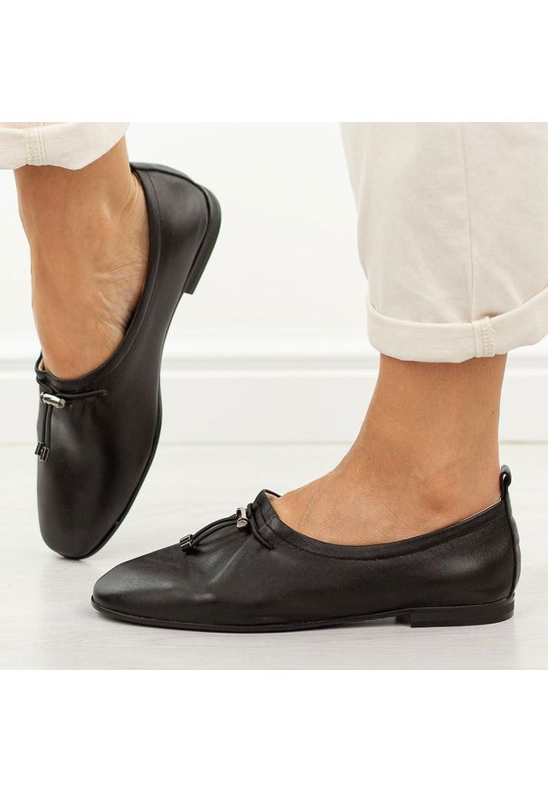 Czarne skórzane półbuty damskie T.Sokolski w26-236. Okazja: na co dzień. Zapięcie: bez zapięcia. Kolor: czarny. Materiał: skóra. Szerokość cholewki: normalna. Sezon: wiosna, jesień, lato. Styl: casual, elegancki, klasyczny