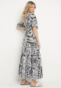 Born2be - Czarna Bawełniana Sukienka Rozkloszowana w Liście Alaniva. Okazja: na co dzień. Typ kołnierza: dekolt w kształcie V. Kolor: czarny. Materiał: bawełna. Wzór: nadruk. Sezon: wiosna, lato. Styl: elegancki, casual #6