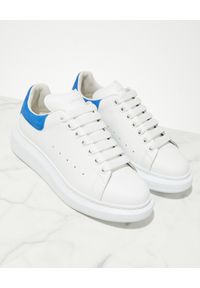 Alexander McQueen - ALEXANDER MCQUEEN - Sneakery z podeszwą 4 cm. Nosek buta: okrągły. Kolor: biały. Wzór: nadruk #5