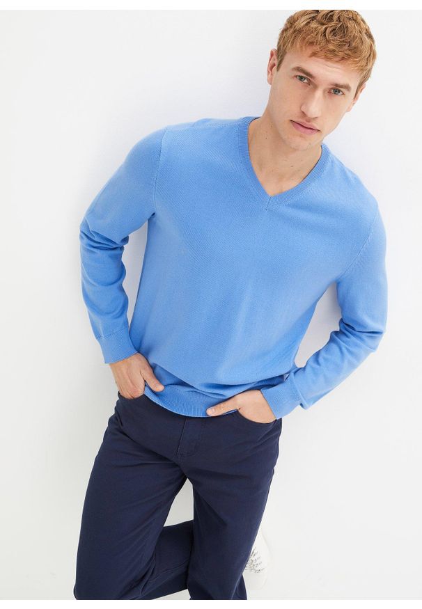 bonprix - Cienki sweter z miękkiej mieszanki bawełny. Typ kołnierza: dekolt w serek. Kolor: niebieski. Materiał: bawełna, dzianina. Wzór: ze splotem, gładki. Styl: klasyczny