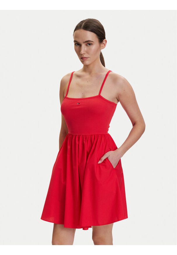 Tommy Jeans Sukienka letnia DW0DW22352 Czerwony Slim Fit. Kolor: czerwony. Materiał: bawełna. Sezon: lato