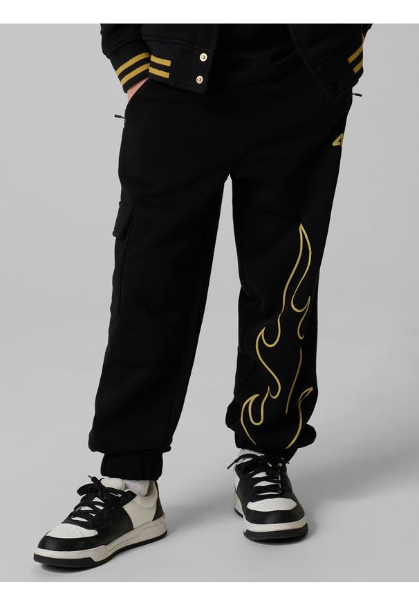 4f - 4F Spodnie dresowe joggery dziecięce 4F x Bartosz Zmarzlik - czarne 134/140 (8-10 lat). Okazja: na co dzień. Kolor: czarny. Materiał: dresówka. Wzór: nadruk. Sezon: lato. Styl: młodzieżowy, casual, klasyczny, sportowy