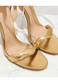 GIANVITO ROSSI - Złote sandały na szpilce. Zapięcie: pasek. Kolor: złoty. Wzór: paski. Obcas: na szpilce. Styl: klasyczny #2