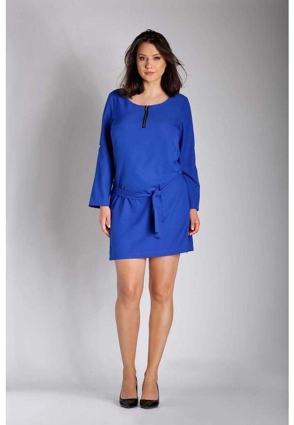 Nommo - Niebieska Nowoczesna Sukienka z Zamkiem przy Dekolcie PLUS SIZE. Kolekcja: plus size. Kolor: niebieski. Materiał: poliester, wiskoza. Typ sukienki: dla puszystych