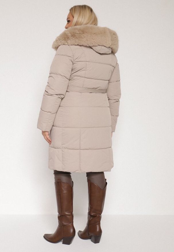 Born2be - Beżowa Pikowana Kurtka z Kapturem z Futrem i Wiązanym Paskiem Mevinatia. Okazja: na co dzień. Typ kołnierza: kaptur. Kolekcja: plus size. Kolor: beżowy. Materiał: futro. Styl: casual, klasyczny
