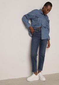 Born2be - Granatowe Jeansy Mom Fit z Elastycznego Materiału z Bawełną Tinamarie. Okazja: na co dzień. Kolor: niebieski. Styl: casual #1