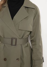 Born2be - Zielony Płaszcz w Stylu Trencza Ozdobiony Paskiem z Klamrą Ninellira. Kolor: zielony. Materiał: jeans. Długość rękawa: długi rękaw. Długość: długie. Wzór: aplikacja. Styl: elegancki, klasyczny #7