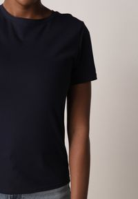 Born2be - Granatowy Bawełniany T-shirt w Klasycznym Stylu Nedila. Kolor: niebieski. Materiał: bawełna. Długość: długie. Styl: klasyczny #2