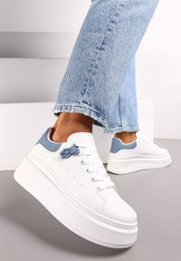 Renee - Biało-Niebieskie Sneakersy przed Kostkę na Platformie Phani. Wysokość cholewki: przed kostkę. Kolor: biały. Obcas: na platformie #1