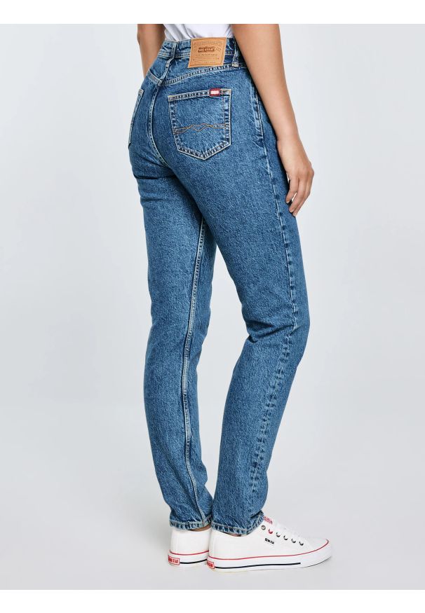 Big-Star - Jeansy damskie z kolekcji Authentic niebieskie Authentic 400. Kolor: niebieski. Wzór: haft, aplikacja. Sezon: lato. Styl: klasyczny, vintage, elegancki, sportowy