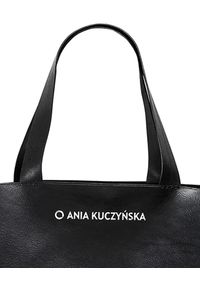ANIA KUCZYŃSKA - Czarna skórzana torba Simpatica Piccola. Kolor: czarny. Dodatki: z breloczkiem. Materiał: skórzane. Styl: casual, elegancki #4