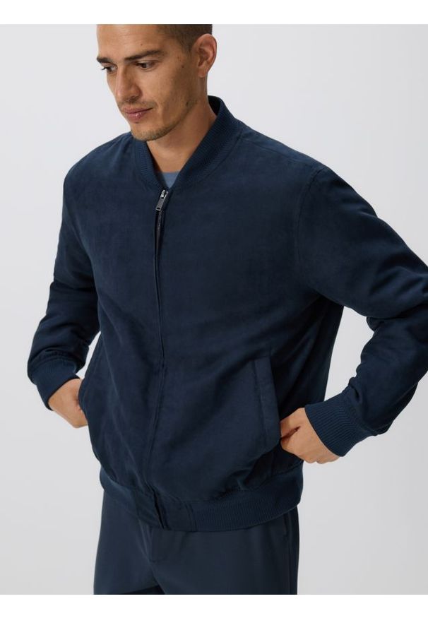 Reserved - Kurtka bomberka z imitacji zamszu - granatowy. Kolor: niebieski. Materiał: zamsz