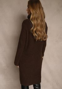 Renee - Brązowa Sweterkowa Sukienka Golf z Wełną i Wiskozą Fedorina. Okazja: na co dzień. Typ kołnierza: golf. Kolor: brązowy. Materiał: wiskoza, wełna. Typ sukienki: oversize. Styl: casual. Długość: midi #5
