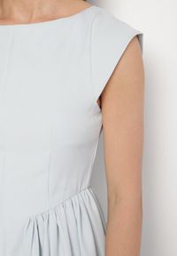 Born2be - Niebieska Rozkloszowana Sukienka Vices z Dekoltem Typu Łódka Milasena. Okazja: na co dzień. Kolor: niebieski. Materiał: jeans. Wzór: aplikacja. Typ sukienki: rozkloszowane. Styl: casual #7