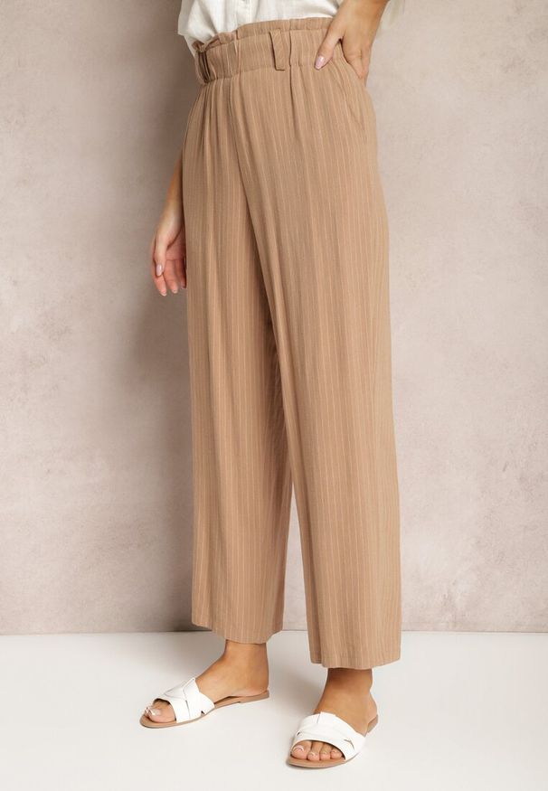 Renee - Beżowe Spodnie Regular w Prążki High Waist Sallamia. Okazja: na co dzień. Stan: podwyższony. Kolor: beżowy. Materiał: tkanina. Wzór: prążki. Styl: klasyczny, elegancki, casual