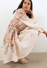 Born2be - Beżowa Kwiatowa Rozkloszowana Sukienka Ozdobiona Paskiem Nolavia. Okazja: na co dzień, na spacer. Typ kołnierza: kołnierzyk stójkowy. Kolor: beżowy. Długość rękawa: długi rękaw. Wzór: kwiaty, aplikacja. Typ sukienki: proste. Styl: casual, klasyczny, elegancki #5