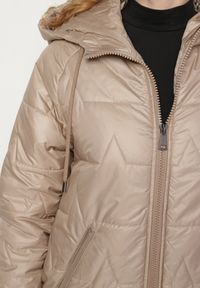 Born2be - Beżowa Pikowana Kurtka Przejściowa z Kapturem i Ściągaczami Fesarena. Okazja: na co dzień. Typ kołnierza: kaptur. Kolor: beżowy. Materiał: dzianina, jeans. Styl: casual, sportowy #7