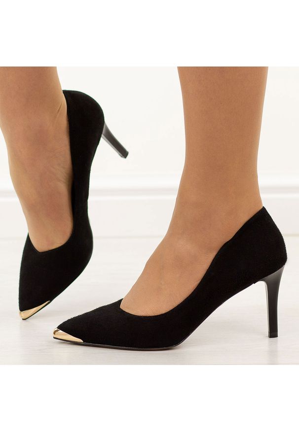 Czarne zamszowe skórzane Polskie szpilki damskie Prestige 2241. Okazja: na spotkanie biznesowe, na ślub cywilny, na wesele, na imprezę. Kolor: czarny. Materiał: zamsz, skóra. Szerokość cholewki: normalna. Obcas: na szpilce. Styl: biznesowy, elegancki, klasyczny, wizytowy. Wysokość obcasa: średni
