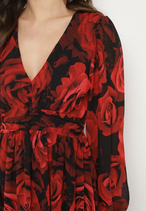 Born2be - Czarno-Czerwona Rozkloszowana Sukienka w Róże z Bufiastymi Rękawami i Marszczeniem w Talii Senarielle. Okazja: na co dzień, na imprezę. Kolor: czarny. Materiał: skóra. Sezon: wiosna. Styl: casual, elegancki