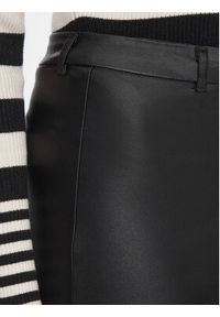 Vero Moda Spodnie z imitacji skóry 10300232 Czarny Flared Fit. Kolor: czarny. Materiał: skóra