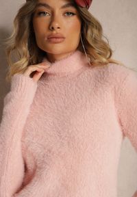 Renee - Jasnoróżowy Casualowy Golf z Wełną Nomilae. Okazja: na co dzień. Typ kołnierza: golf. Kolor: różowy. Materiał: wełna. Styl: casual