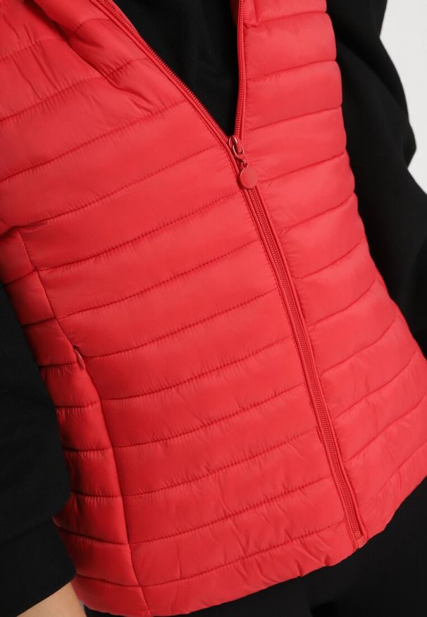 Born2be - Czerwona Pikowana Kamizelka na Suwak z Kieszeniami i Odpinanym Kapturem Arsalna. Okazja: na co dzień. Typ kołnierza: golf. Kolor: czerwony. Materiał: jeans. Styl: klasyczny, elegancki, casual
