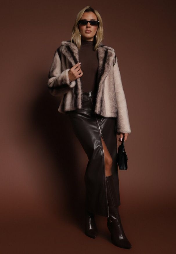 Renee - Beżowa Krótka Kurtka Futerko o Jednorzędowym Kroju Lanella. Okazja: na imprezę. Kolor: beżowy. Materiał: futro. Długość: krótkie. Styl: klasyczny