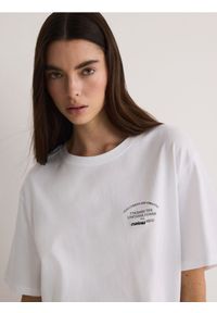 Reserved - T-shirt oversize z nadrukiem - biały. Kolor: biały. Materiał: bawełna. Wzór: nadruk