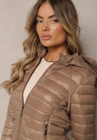 Renee - Ciemnobeżowa Pikowana Kurtka z Odpinanym Kapturem Telianna. Kolor: beżowy. Styl: elegancki #5