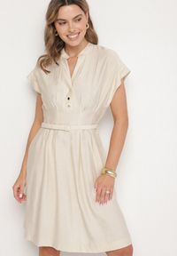 Born2be - Beżowa Sukienka z Wiskozy o Rozkloszowanym Kroju z Paskiem Sepina. Okazja: na co dzień. Typ kołnierza: dekolt w serek. Kolor: beżowy. Materiał: wiskoza. Długość rękawa: krótki rękaw. Wzór: aplikacja. Sezon: lato. Styl: klasyczny, casual, elegancki #1