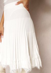 Renee - Biała Spódnica Mini Rozkloszowana z Gumką w Talii Saniurio. Kolor: biały. Długość: krótkie #4