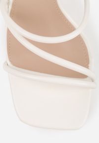 Renee - Białe Sandały na Klepsydrowej Szpilce Ozdobione Kwadratowym Noskiem Augurs. Okazja: na imprezę, na co dzień. Zapięcie: pasek. Kolor: biały. Materiał: satyna. Wzór: aplikacja. Obcas: na obcasie. Styl: casual. Wysokość obcasa: średni #5