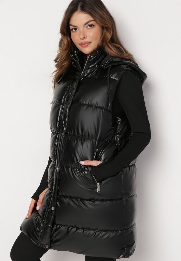 Born2be - Czarna Długa Kamizelka Pikowana z Kapturem Agelie. Typ kołnierza: kaptur. Kolor: czarny. Długość: długie. Wzór: aplikacja