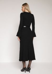 Born2be - Czarna Sukienka Dzianinowa z Wiskozą z Rozszerzanymi Rękawami i Paskiem Retelva. Okazja: na randkę, na co dzień. Kolor: czarny. Materiał: dzianina, wiskoza. Styl: klasyczny, casual, elegancki #2