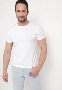 Born2be - Biały T-shirt Elagio. Okazja: na co dzień. Kolor: biały. Materiał: tkanina, bawełna. Długość: krótkie. Wzór: gładki. Styl: klasyczny, casual #6