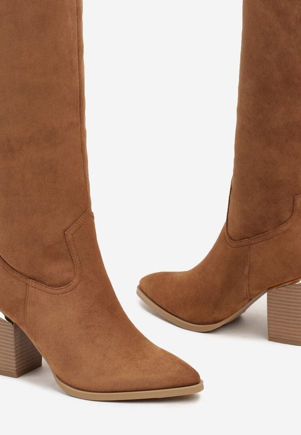 Born2be - Brązowe Kozaki Vices na Obcasie z Metaliczną Aplikacją Rianalla. Okazja: na co dzień. Kolor: brązowy. Wzór: aplikacja. Obcas: na obcasie. Styl: glamour, casual. Wysokość obcasa: średni