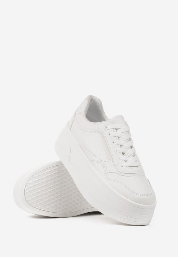 Renee - Białe Sneakersy na Platformie Ozdobionej Tłoczeniem Vaiviera. Okazja: na co dzień, na spacer. Kolor: biały. Materiał: jeans. Wzór: aplikacja. Obcas: na platformie. Sport: turystyka piesza