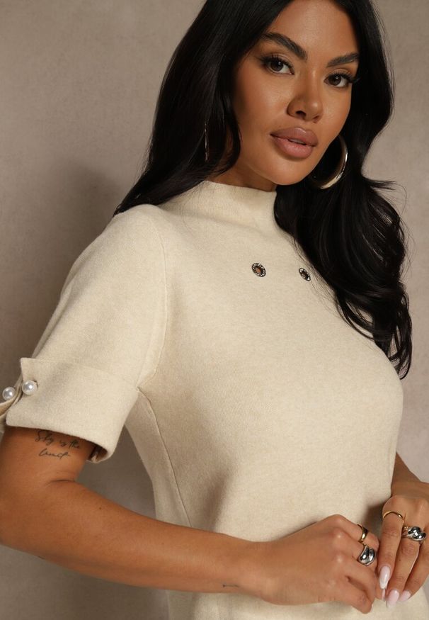 Renee - Jasnobeżowa Sukienka Sweterkowa o Trapezowym Kroju z Perełkami Liatusea. Okazja: na co dzień. Kolor: beżowy. Materiał: jeans. Typ sukienki: trapezowe. Styl: casual