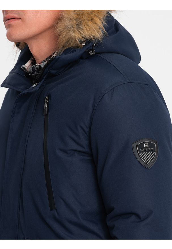 Ombre Clothing - Ocieplana kurtka męska alaska z kieszeniami i rozpinanym dołem – granatowa V1 OM-JALJ-0148 - XXL. Typ kołnierza: kaptur. Kolor: niebieski. Materiał: materiał, syntetyk. Długość: długie. Wzór: moro. Styl: militarny