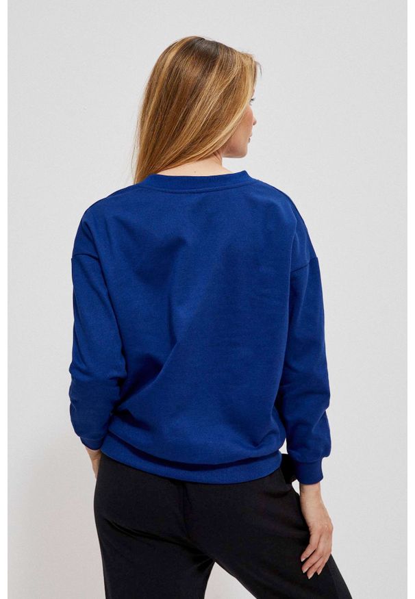MOODO - Bluza z dekoltem V. Kolor: niebieski. Materiał: bawełna, poliester