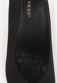 Born2be - Czarne Szpilki VICES z Dzianiny z Amortyzującą Wkładką i Miękkim Zapiętkiem Naviane. Okazja: na spotkanie biznesowe, na co dzień. Kolor: czarny. Materiał: dzianina. Sezon: lato. Obcas: na szpilce. Styl: biznesowy, casual #6