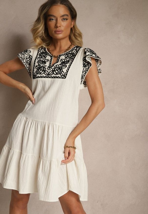 Renee - Beżowa Bawełniana Sukienka Boho Ozdobiona Haftami Eviriella. Okazja: na co dzień. Typ kołnierza: dekolt w kształcie V. Kolor: beżowy. Materiał: bawełna. Wzór: haft, aplikacja. Sezon: lato. Styl: boho