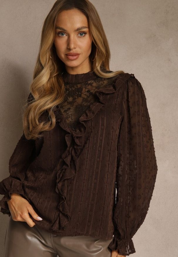 Renee - Brązowa Bluzka z Koronką i Falbankami Zdobiona Metalicznymi Przeszyciami Aliafera. Typ kołnierza: kołnierz z falbankami. Kolor: brązowy. Materiał: koronka. Wzór: koronka, aplikacja